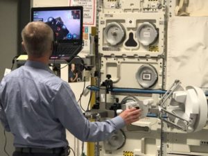 ESA astronaut Luca Parmitano bestuurt vanuit het ISS robotrover in Nederland