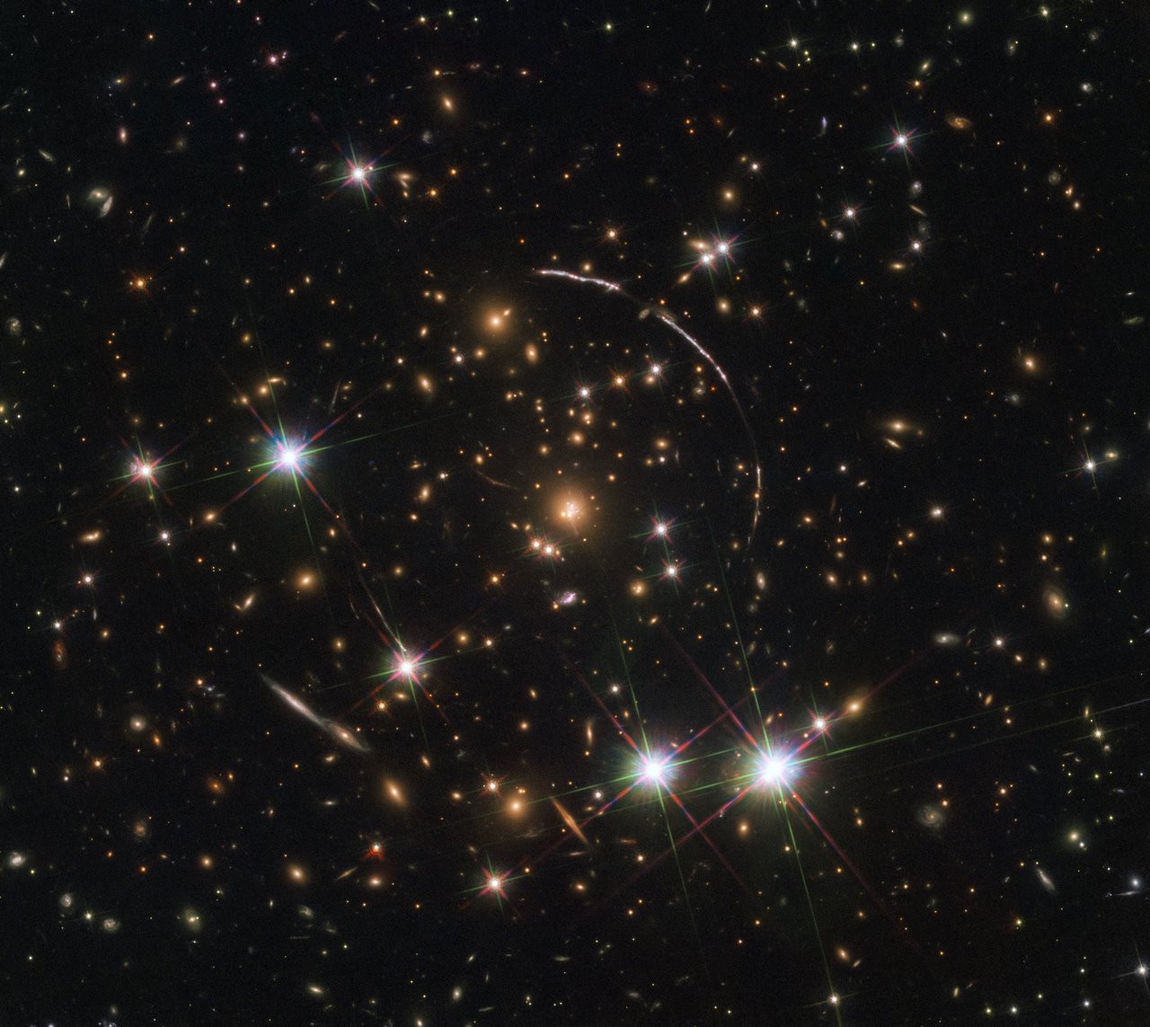 Hubble ziet maar liefst een dozijn 'Sunburst Arc's' dankzij zwaartekrachtlenzen