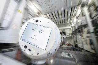 AI robotassistent CIMON-2 op weg naar het ISS