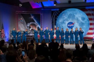 'Eyeing Moon' het 48ste NASA astronauten korps ontvangt diploma