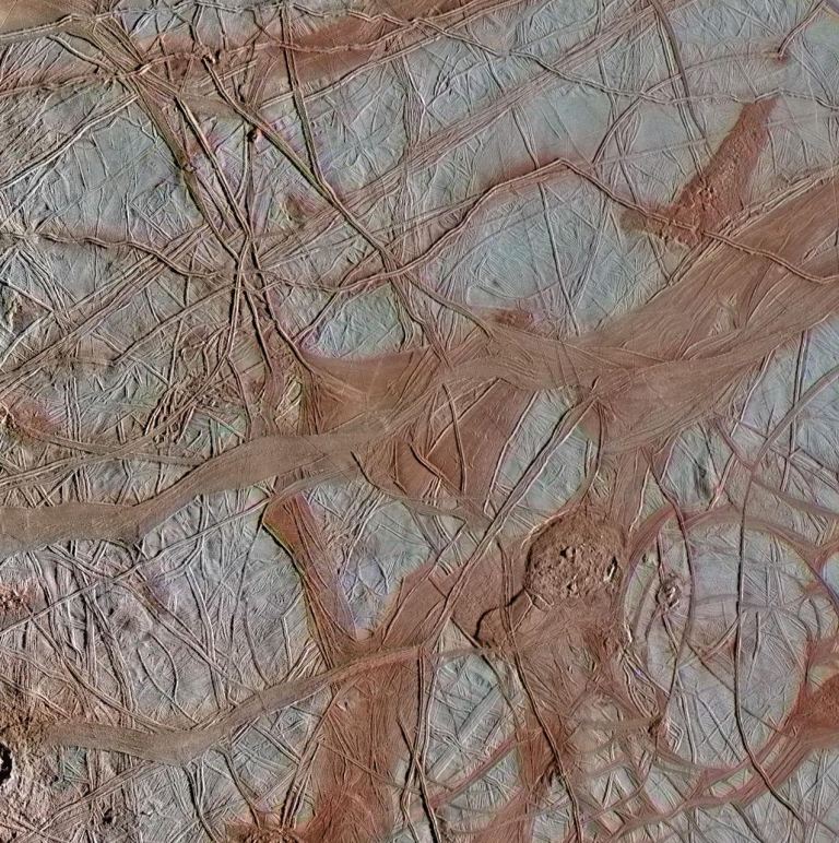 Nog meer bewijs dat Jupiter’s maan Europa waterpluimen uitstoot