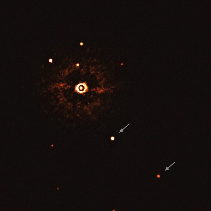 ESO-telescoop maakt eerste opname ooit van een meervoudig planetenstelsel rond een zonachtige ster