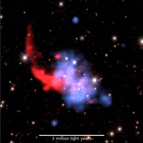 Astronomen zien gigantische botsingen van clusters van sterrenstelsels in jong heelal