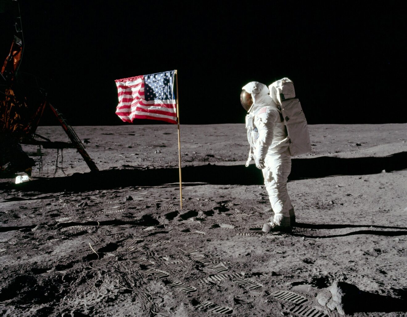 De énige foto van Neil Armstrong op het maanoppervlak onder de hamer