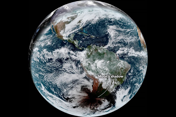 Zoef, daar gaat de schaduw van de zonsverduistering over Zuid-Amerika