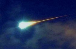Krachtige meteoor explodeert en licht de hemel boven Oslo op