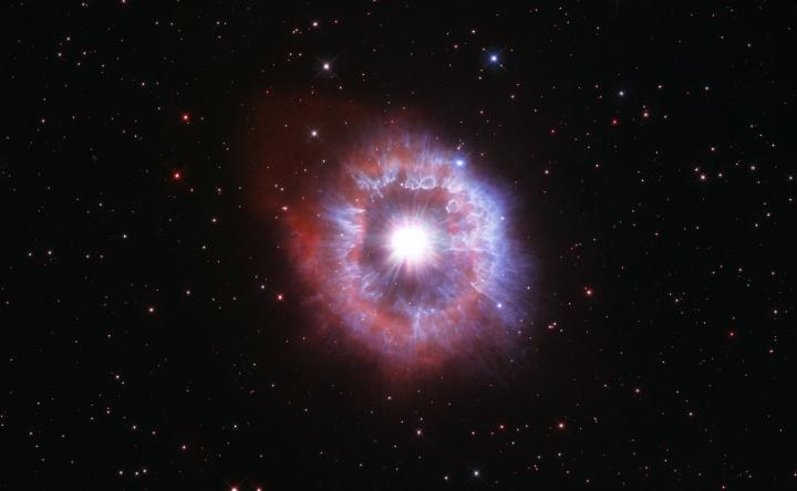 Hubble viert 31e verjaardag met foto van een ster op de rand van vernietiging