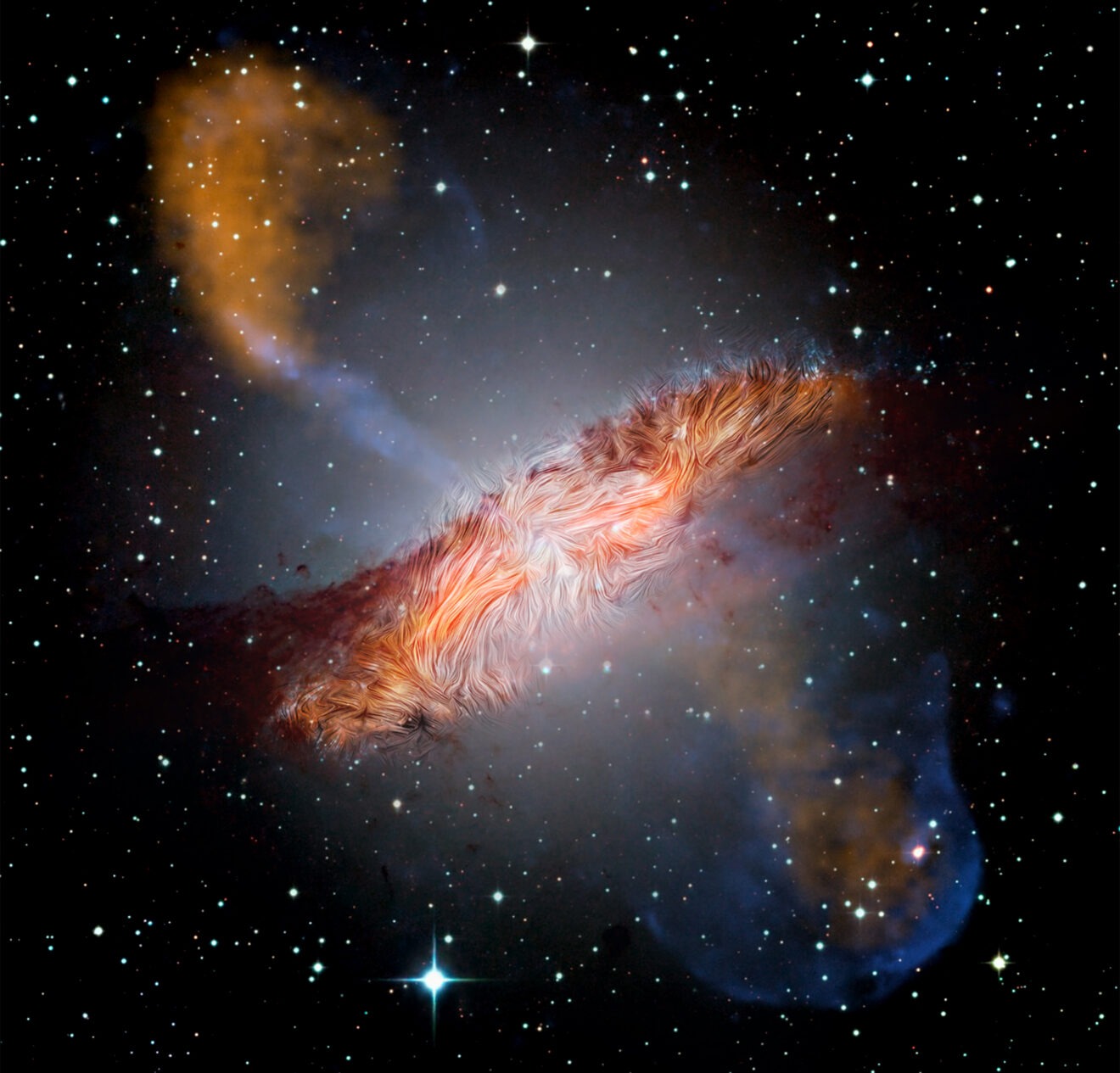 Verstoorde magnetische veldlijnen van galactische botsing Centaurus A in beeld gebracht