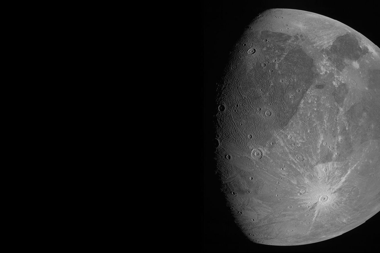 Scheervlucht Juno levert nieuwe close-ups op van Ganymedes