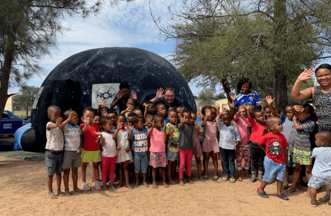 Sterrenkundigen en medici Radboud helpen coronazorg in Namibië