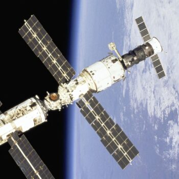 De Amerikaanse regering legt Rusland sancties op die de Russische ruimtevaartindustrie zal 'degraderen' maar de samenwerking voor het ISS loopt geen gevaar 
