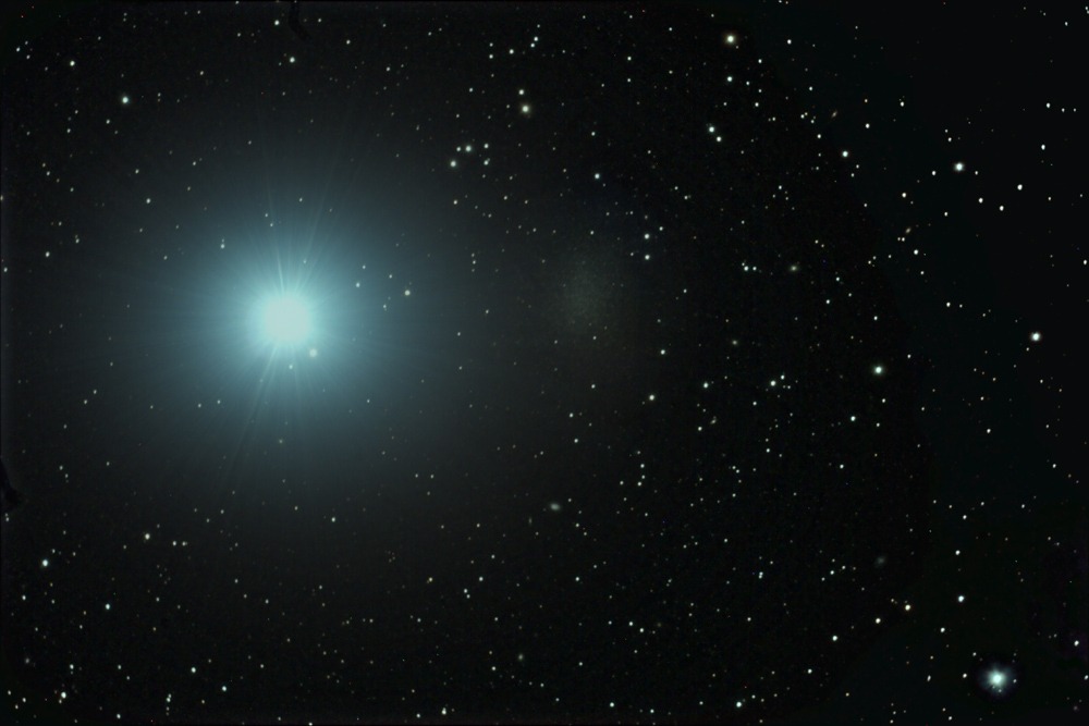 Leo I, een dwergstelsel van de Melkweg, blijkt een heel zwaar zwart gat te hebben