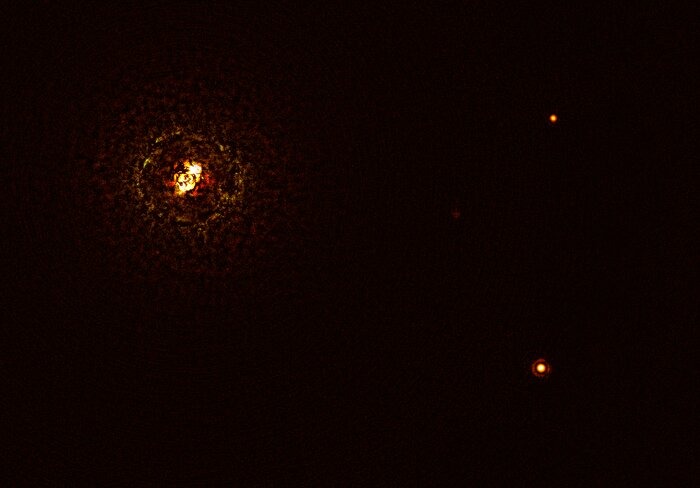 ESO-telescoop brengt planeet bij zwaarste sterrenpaar tot nu toe in beeld