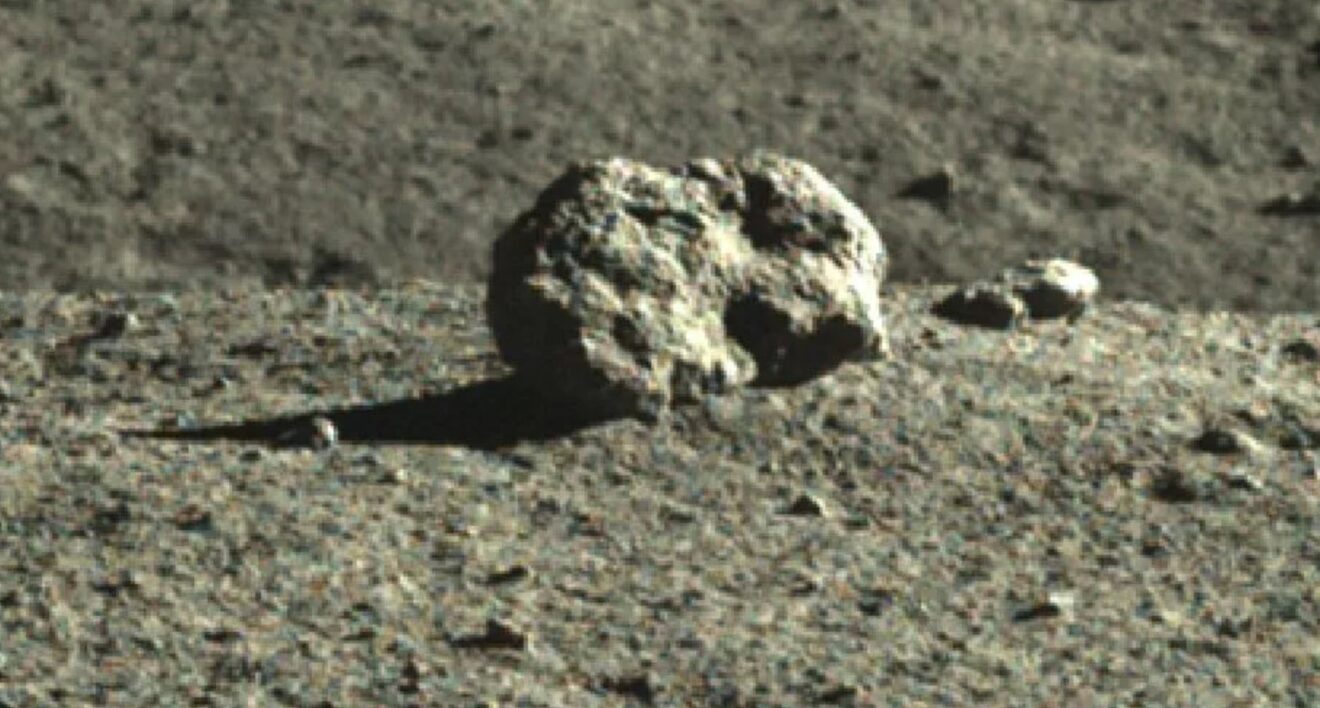 Foto Yutu-2 van onbekend artefact op de maan blijkt stenen 'jade-konijn'