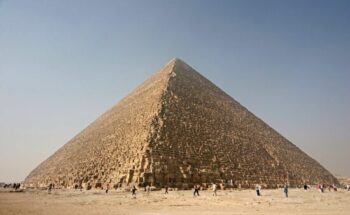 De Grote Piramide van Cheops wordt uiterst minutieus gescand met kosmische straling om alle mogelijk nog verborgen ruimten te ontdekken