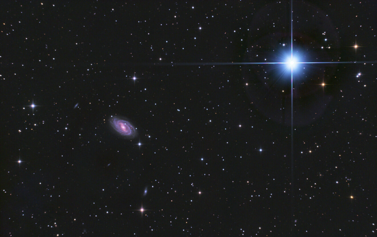 Sterrenstelsel M109 nabij ster Phad van sterrenbeeld Grote Beer