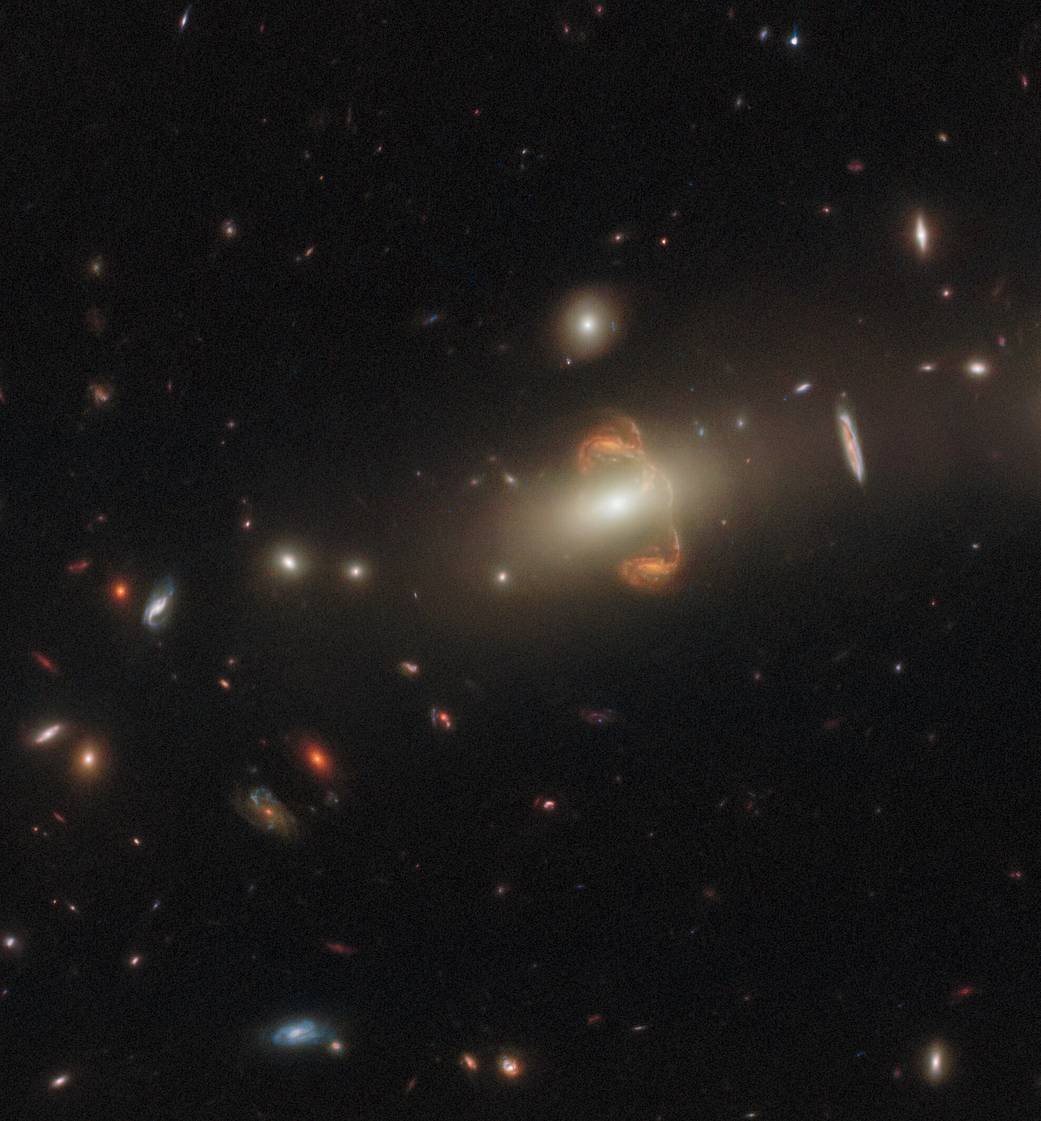 Vergeet vooral Hubble niet - zie bijvoorbeeld deze gespiegelde sterrenstelsels