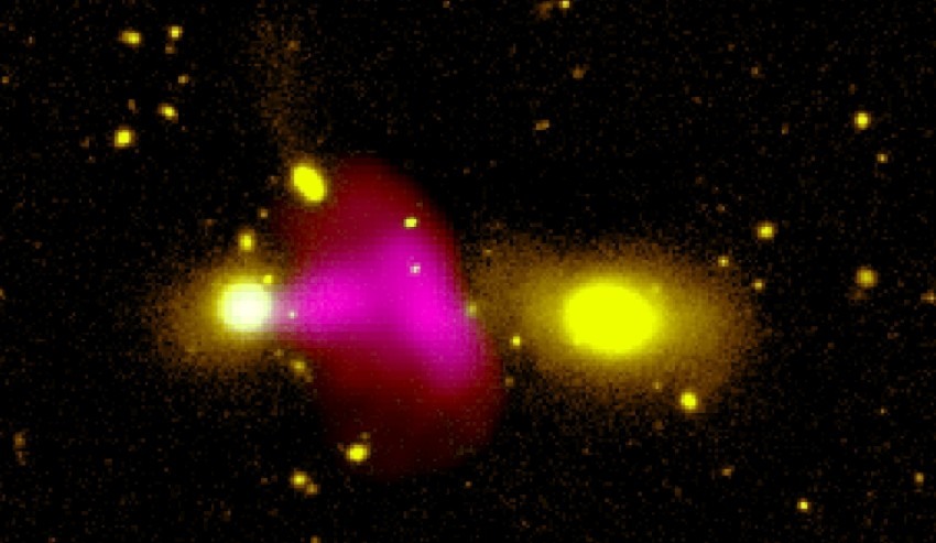 Zwart gat in sterrenstelsel RAD12 'schiet' op naburig sterrenstelsel