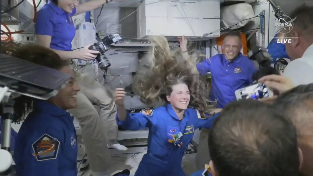 SpaceX' Dragon-capsule arriveert bij ISS, inclusief Russische kosmonaut