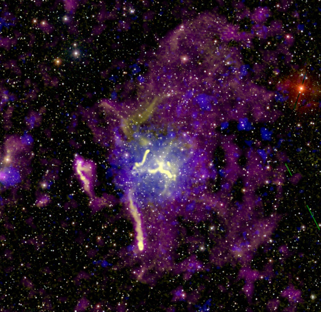 LOFAR-antennes onthullen gigantische gloed van radiostraling rond cluster van sterrenstelsels