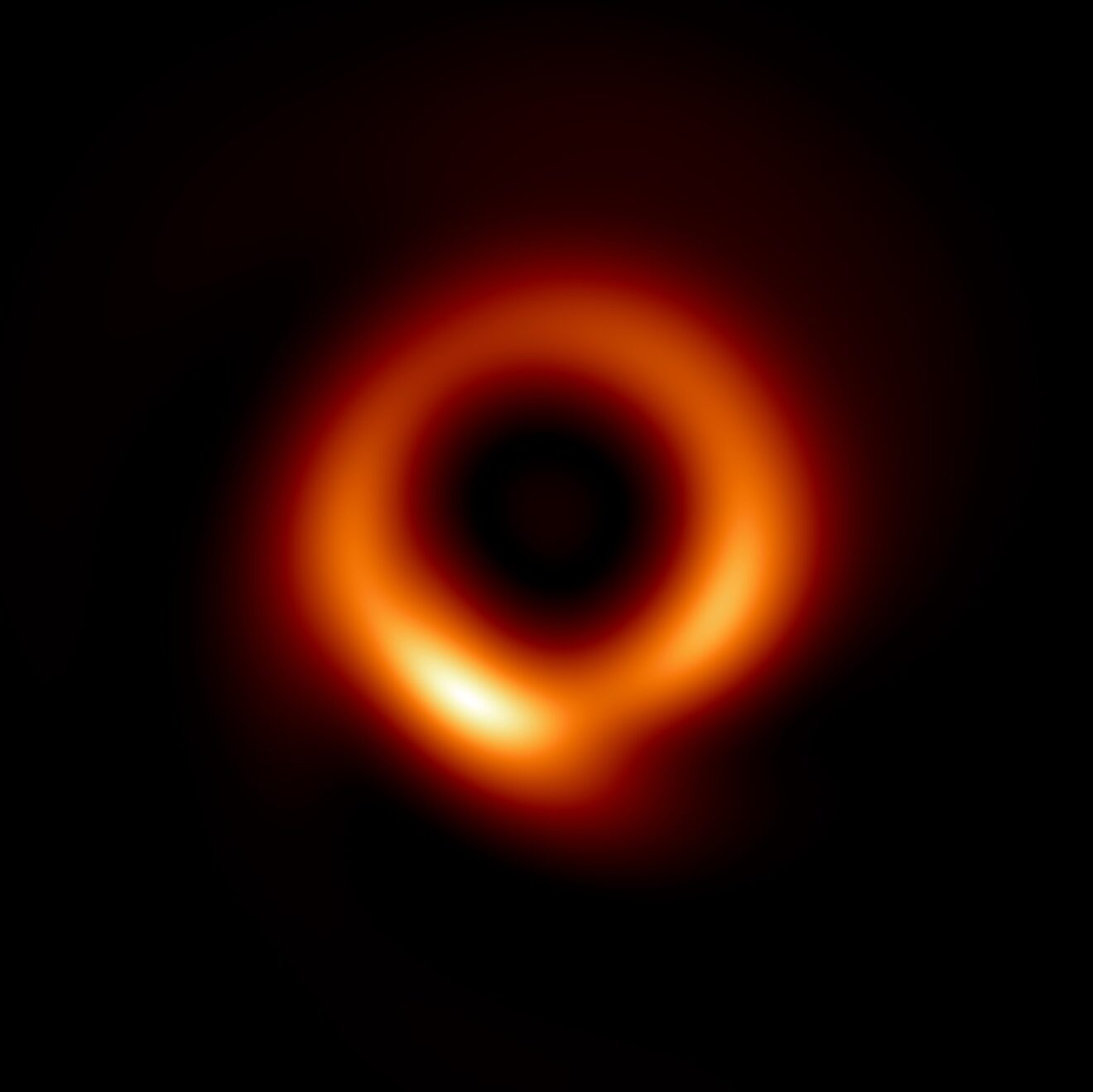 Scherpere foto van zwarte gat M87* gemaakt met dezelfde EHT-gegevens