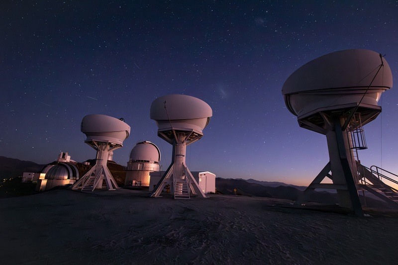 BlackGEM-telescopen beginnen jacht op bronnen van zwaartekrachtgolven