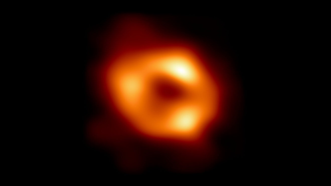Het zwarte gat Sagittarius A* draait bijna zo hard als mogelijk rond