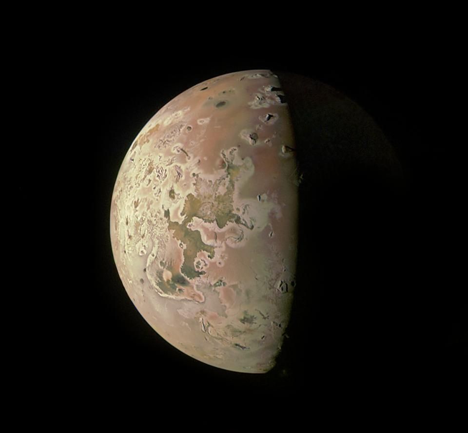 NASA's Juno stuurt fraaie nieuwe beelden van vulkanische maan Io bij dichtste nadering oppervlak ooit