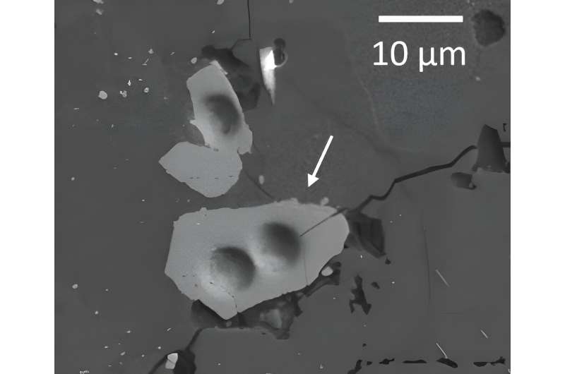 Maan is 40 miljoen jaar ouder dan gedacht, zo laat onderzoek aan maankristallen zien